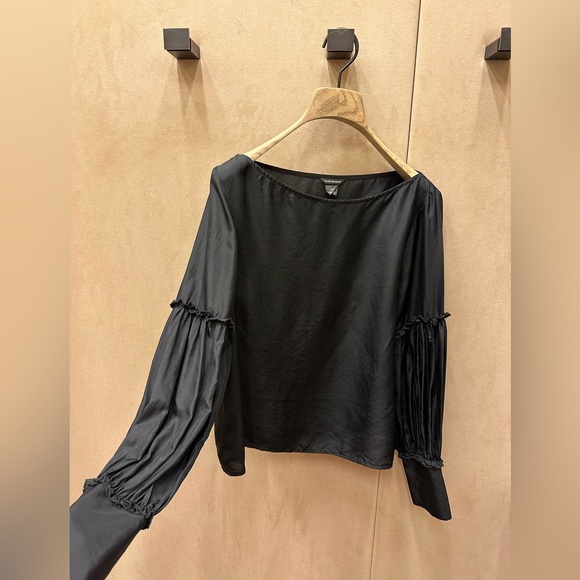 Club Monaco black blouse with detailed arms, size small! - Picture 4 of 5